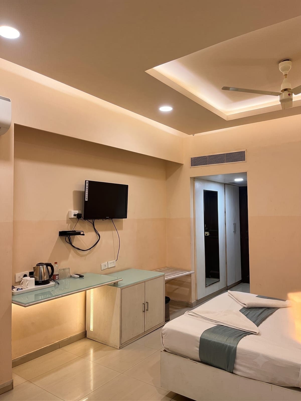 Deluxe room with LED TV and tea and coffee station